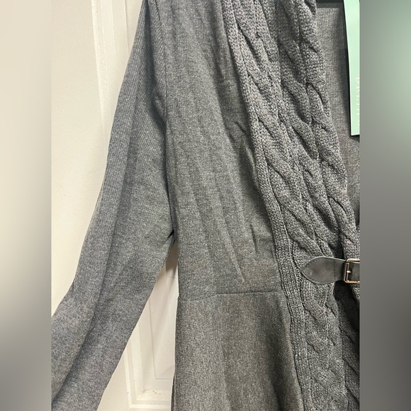 Women’s Dressfo gray knit cardigan sweater with belt closure. Size 8 - Picture 3 of 10